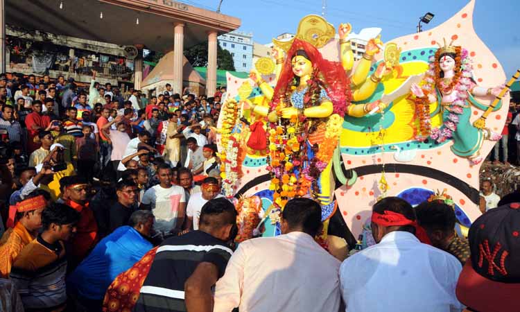 রাজধানীর সদরঘাটে বুড়িগঙ্গা নদীতে প্রতিমা বিসর্জন