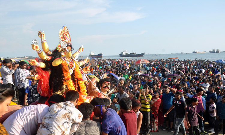 চট্টগ্রামে পতেঙ্গা সমুদ্র সৈকতে প্রতিমা বিসর্জন