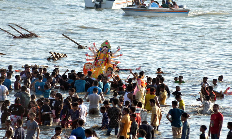 চট্টগ্রামে পতেঙ্গা সমুদ্র সৈকতে প্রতিমা বিসর্জন