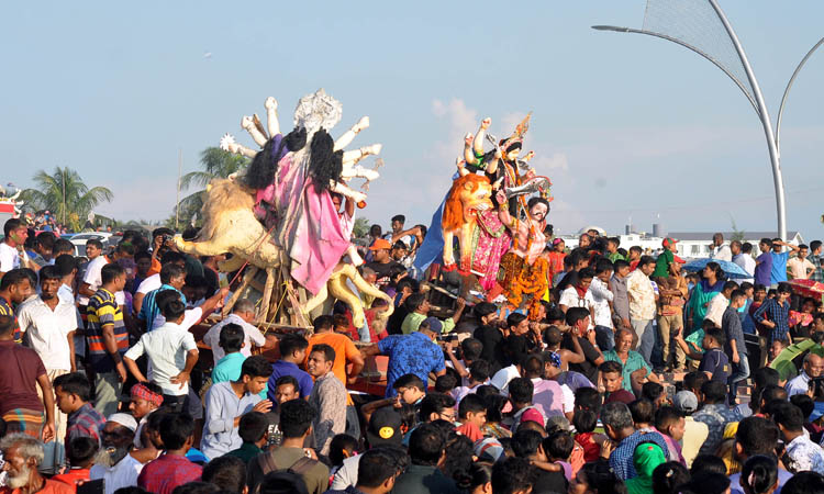 চট্টগ্রামে পতেঙ্গা সমুদ্র সৈকতে প্রতিমা বিসর্জন