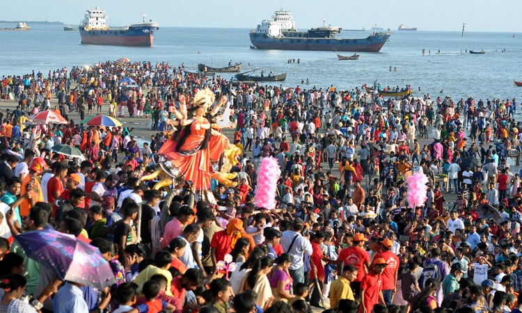 চট্টগ্রামে পতেঙ্গা সমুদ্র সৈকতে প্রতিমা বিসর্জন