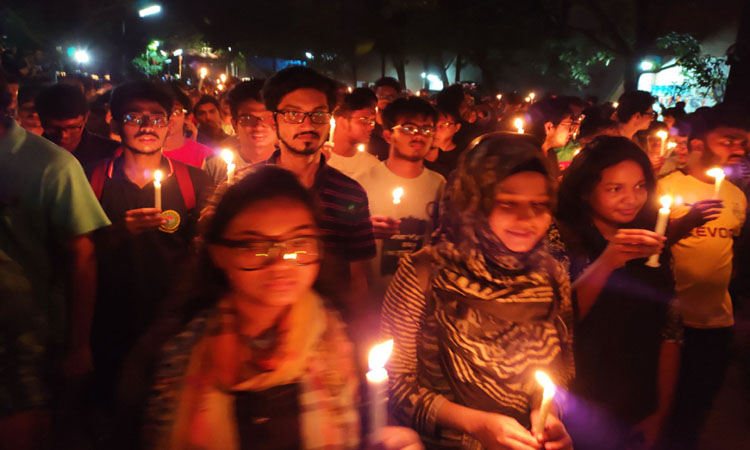 আবরার স্মরণে মোমবাতি প্রজ্জ্বলন ও মিছিল করে বুয়েট শিক্ষার্থী