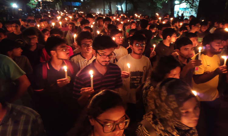 আবরার স্মরণে মোমবাতি প্রজ্জ্বলন ও মিছিল করে বুয়েট শিক্ষার্থী