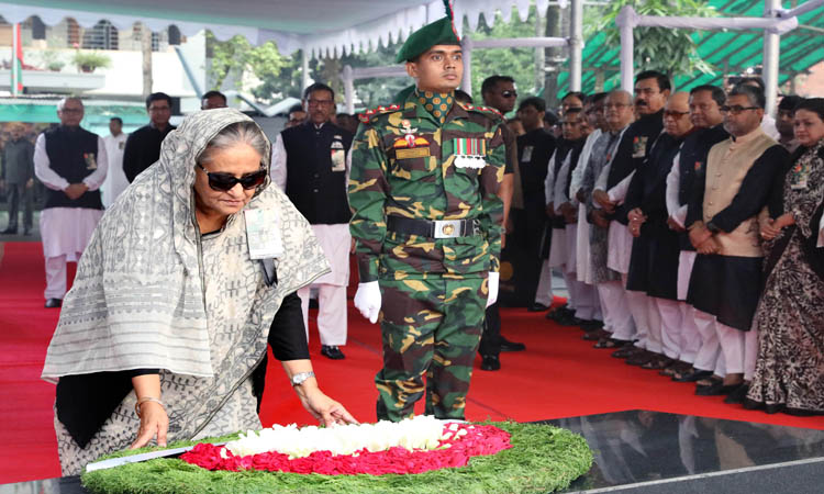 জেলাহত্যা দিবসে বঙ্গবন্ধুর প্রতিকৃতিতে প্রধানমন্ত্রীর শ্রদ্ধা