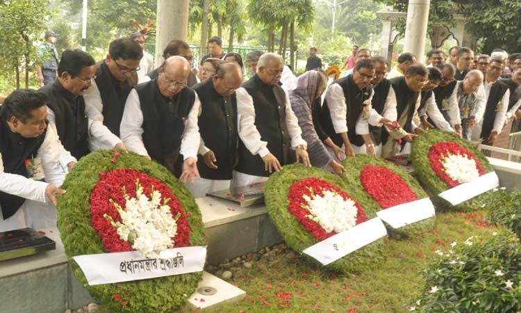 বনানী কবরস্থানে জাতীয় ৩ নেতার কবরে ফুল দিয়ে শ্রদ্ধা জানান আ.লীগ নেতারা