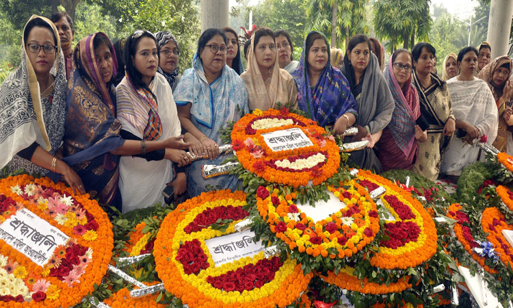 বনানী কবরস্থানে জাতীয় ৩ নেতার কবরে ফুল দিয়ে শ্রদ্ধা জানায় বিভিন্ন সংগঠন