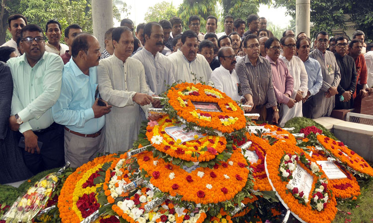 বনানী কবরস্থানে জাতীয় ৩ নেতার কবরে ফুল দিয়ে শ্রদ্ধা জানায় বিভিন্ন সংগঠন