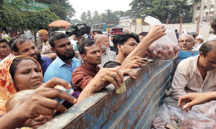 ৪৫ টাকা কেজিতে পেঁয়াজ কিনতে টিসিবির ট্রাকে মানুষের জটলা