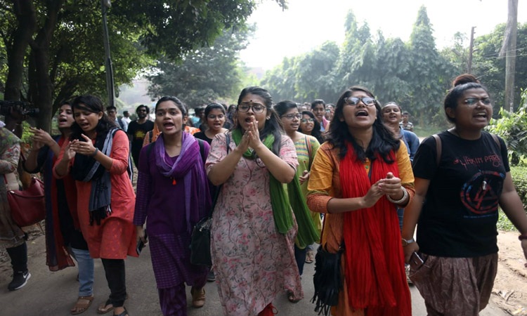 জাহাঙ্গীরনগর বিম্ববিদ্যালয় বন্ধ ঘোষণার পর ভিসির অপসারণ দাবিতে বিক্ষোভ করছেন শিক্ষক-শিক্ষার্থীরা