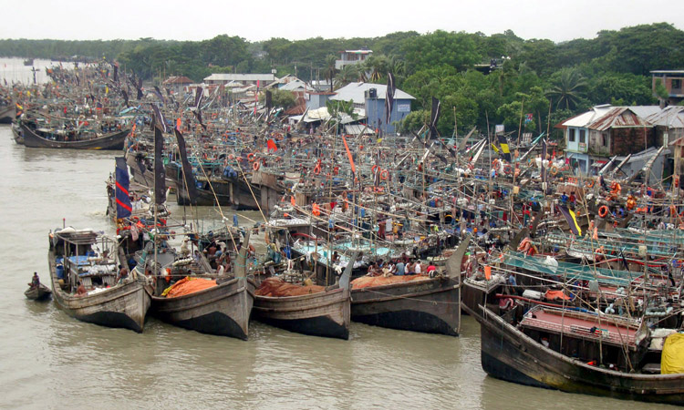 উপকূলীয় এলাকায় মাছ ধরার ট্রলার নিরাপদ আশ্রয়ে