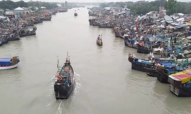 উপকূলীয় এলাকায় নিরাপদ আশ্রয়ে ফিরছে মাছ ধরার ট্রলার