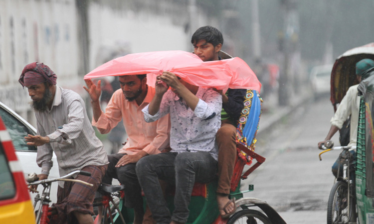 ঘূর্ণিঝড় বুলবুলের প্রভাবে বৃষ্টিতে ঢাকার জনজীবন বিপর্যস্ত