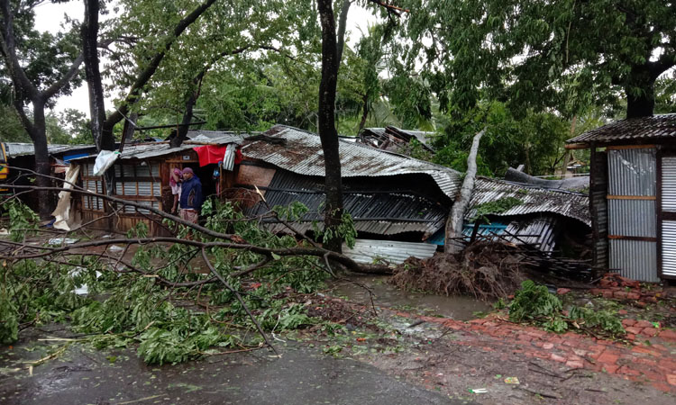 ঘূর্ণিঝড় বুলবুলের আঘাতে লণ্ডভণ্ড সাতক্ষীরা