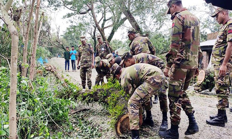 বুলবুলের তাণ্ডবের পর সাতক্ষীরায় সড়ক পরিষ্কার করছে সেনাবাহিনী