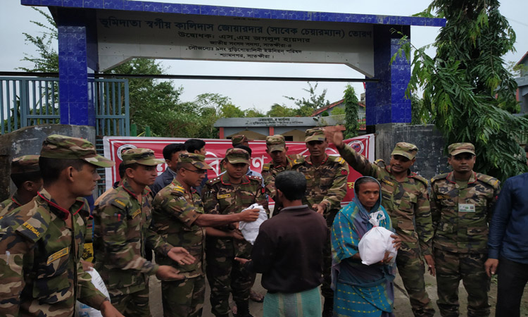 সাতক্ষীরায় ত্রাণ বিতরণ করছে সেনাবাহিনী