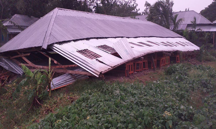 বুলবুলের তাণ্ডবে মাদারীপুরে স্কুলঘর লণ্ডভণ্ড