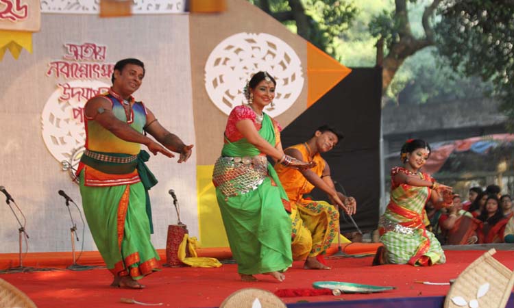 ঢাকা বিশ্ববিদ্যালয়ের চারুকলার বকুলতলায় নবান্নোৎসব