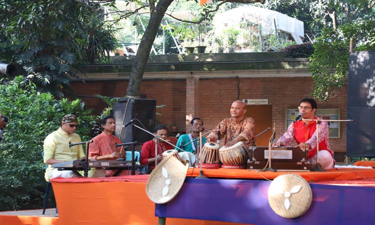 ঢাকা বিশ্ববিদ্যালয়ের চারুকলার বকুলতলায় নবান্নোৎসব