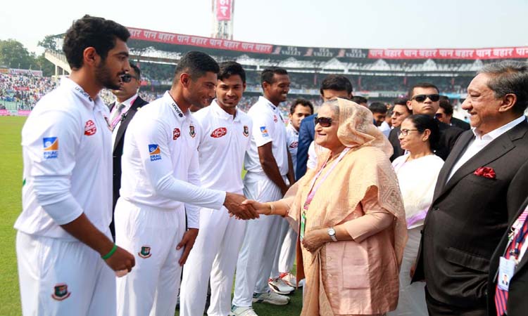 ভারতের ইডেন গার্ডেনে দুই দেশের খেলোয়াড়দের সঙ্গে শুভেচ্ছা বিনিময় করেন প্রধানমন্ত্রী শেখ হাসিনা