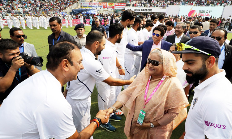 ভারতের ইডেন গার্ডেনে দুই দেশের খেলোয়াড়দের সঙ্গে শুভেচ্ছা বিনিময় করেন প্রধানমন্ত্রী শেখ হাসিনা