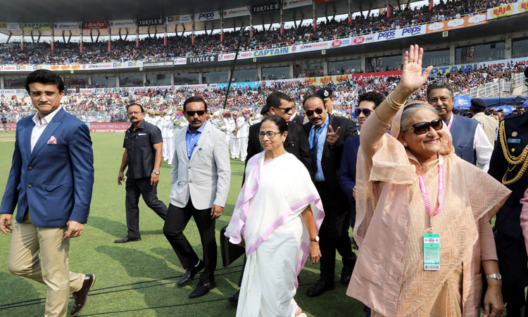 ভারতের ইডেন গার্ডেন পরিদর্শনকালে দর্শকদের সঙ্গে শুভেচ্ছা বিনিময় করেন বাংলাদেশের প্রধানমন্ত্রী শেখ হাসিনা