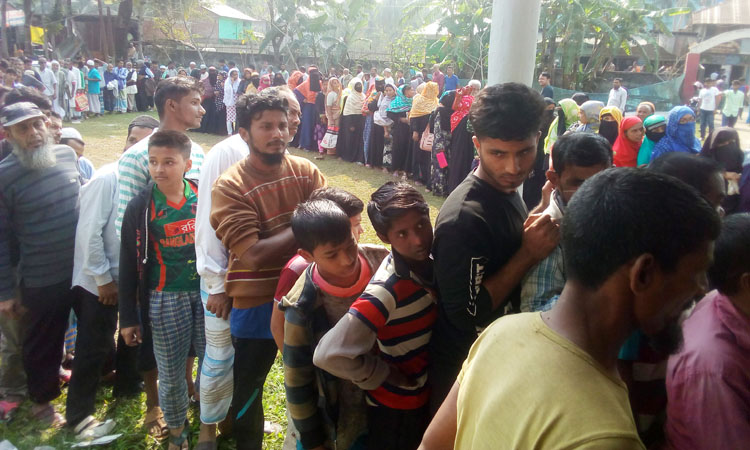 পিরোজপুরের কাউখালীতে পেঁয়াজ বিক্রি করছে টিসিবি। পেঁয়াজ কিনতে ক্রেতার দীর্ঘ লাইন