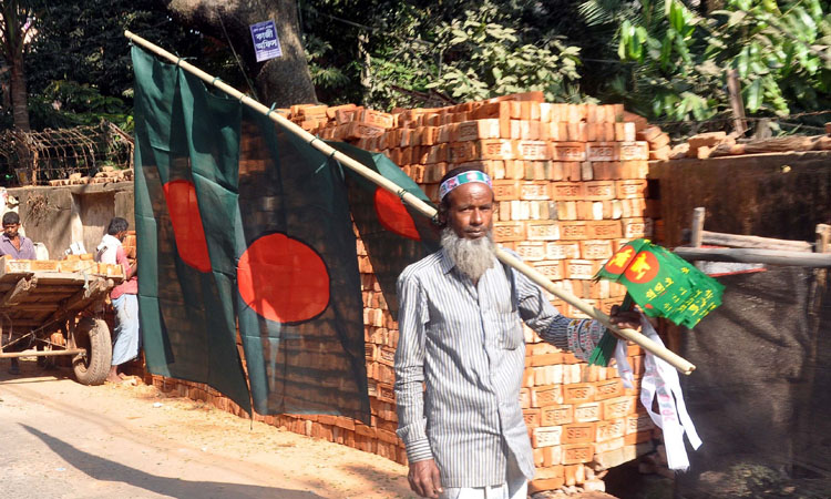 বিজয় দিবস সমাগত। তাই ফেরিওয়ালারা পাড়া মহল্লায় ঘুরে ঘুরে জাতীয় পতাকা বিক্রি করছেন