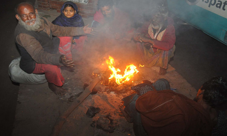 শীত পড়ায় রাস্তার পাশে আগুন জ্বালিয়ে শীত নিবারণ করছেন অনেকে