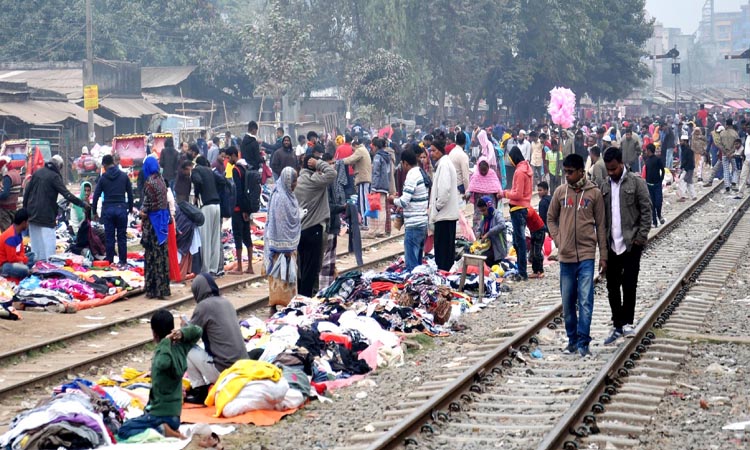 রেল লাইনের উপর গরম কাপড়ের বাজার