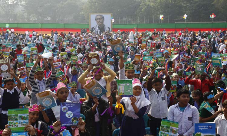 নতুন বই পেয়ে আনন্দে আত্মহারা ক্ষুদে শিক্ষার্থীরা