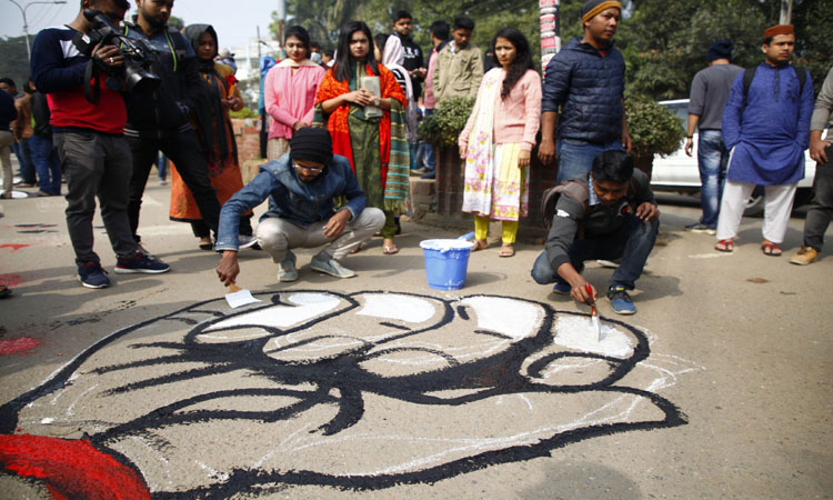 ঢাবি ছাত্রী ধর্ষণের প্রতিবাদে রোকেয়া হলের সামনে প্রতিবাদী চিত্রাঙ্কন করেন চারুকলার শিক্ষার্থীরা