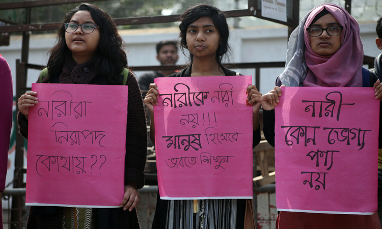 ঢাবি ছাত্রী ধর্ষণের বিচার দাবিতে ক্যাম্পাসে মানববন্ধন করে শিক্ষার্থীরা