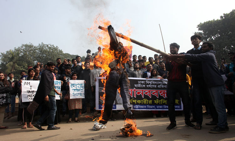 ঢাবি ছাত্রী ধর্ষণের প্রতিবাদে ক্যাম্পাসে ধর্ষকের কুশপুতুল পোড়ায় শিক্ষার্থীরা