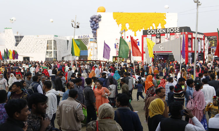 সাপ্তাহিক ছুটির দিনে বাণিজ্য মেলায় উপচেপড়া ভিড়