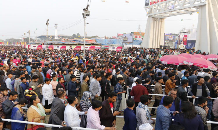 সাপ্তাহিক ছুটির দিনে বাণিজ্য মেলায় প্রবেশের জন্য দীর্ঘ লাইন