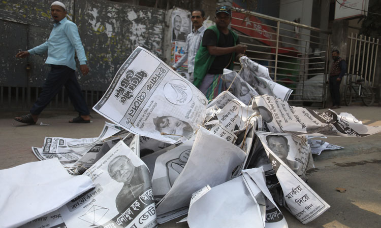 নির্বাচন শেষে পোস্টার সরাচ্ছে সিটি করপোরেশনের কর্মীরা