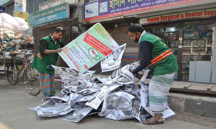 নির্বাচন শেষে পোস্টার সরানোর কাজে ব্যস্ত সিটি করপোরেশনের এক কর্মী