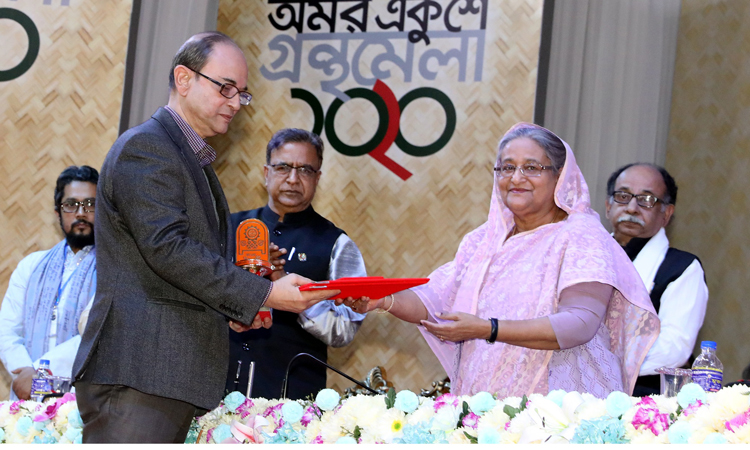 কবি সাহিত্যিক ও লেখকদের হাতে পুরস্কার তুলে দেন প্রধানমন্ত্রী