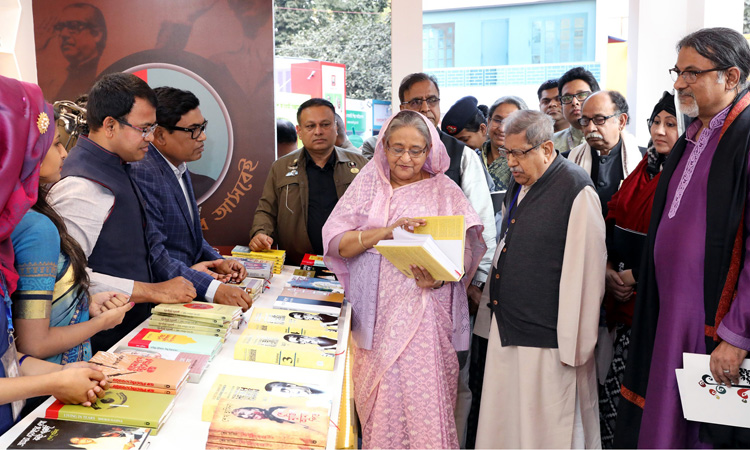 বইমেলা উদ্বোধনের পর বিভিন্ন স্টল ঘুরে দেখেন প্রধানমন্ত্রী