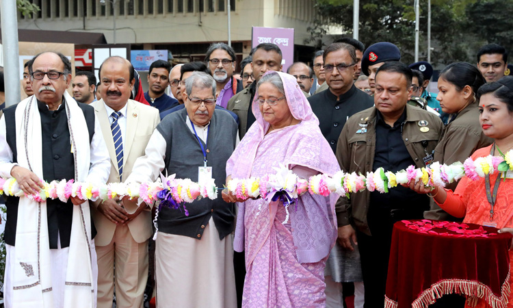 বাংলা একাডেমীতে বইমেলা উদ্বোধন করেন প্রধানমন্ত্রী শেখ হাসিনা