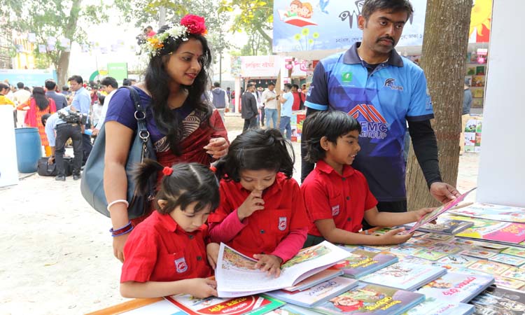 বইমেলায় একটি স্টলে ছোট সোনা বাবুরা বই দেখছে