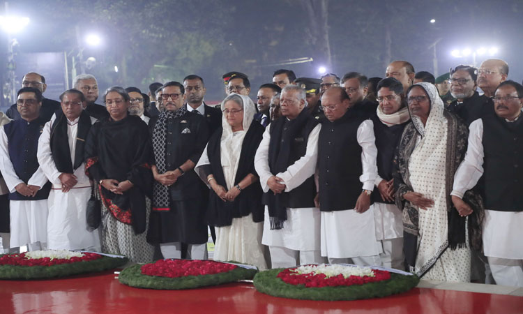 দলের শীর্ষ নেতাদের নিয়ে ভাষা শহীদদের প্রতি শ্রদ্ধা জানান আ.লীগের সভাপতি শেখ হাসিনা্