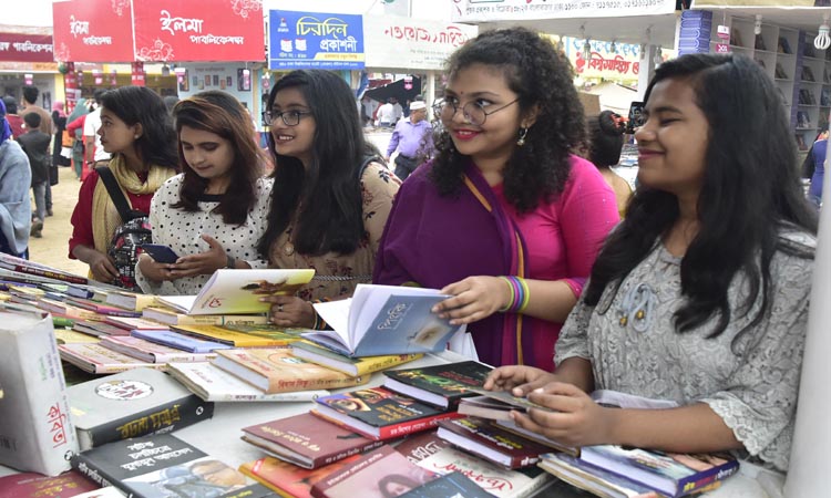 রাজধানীতে গুঁড়ি গুঁড়ি বৃষ্টি উপেক্ষা করে প্রাণের মেলার একটি স্টলে দর্শনার্থীর ভিড়