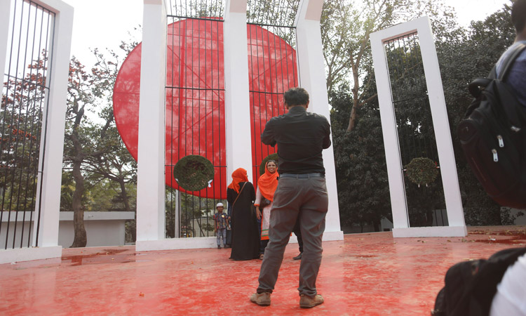 ভাষার মাসেই অনেকেই জুতা পায়ে কেন্দ্রীয় শহীদ মিনারে