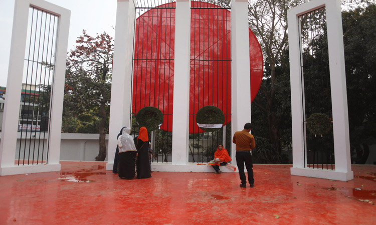 ভাষার মাসেই অনেকেই জুতা পায়ে কেন্দ্রীয় শহীদ মিনারে