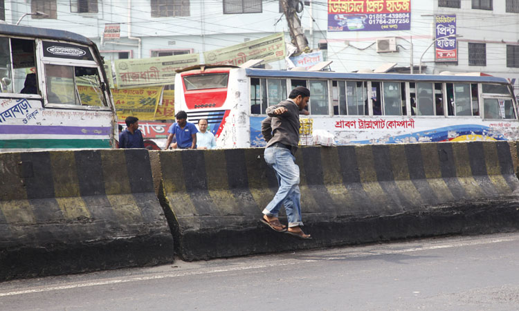 জীবনের ঝুঁকি নিয়ে চলন্ত গাড়ির সামনে দিয়ে রাস্তা পরাপার হচ্ছেন পথচারীরা