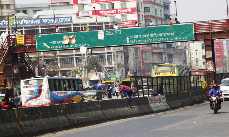 জীবনের ঝুঁকি নিয়ে চলন্ত গাড়ির সামনে দিয়ে রাস্তা পরাপার হচ্ছেন পথচারীরা