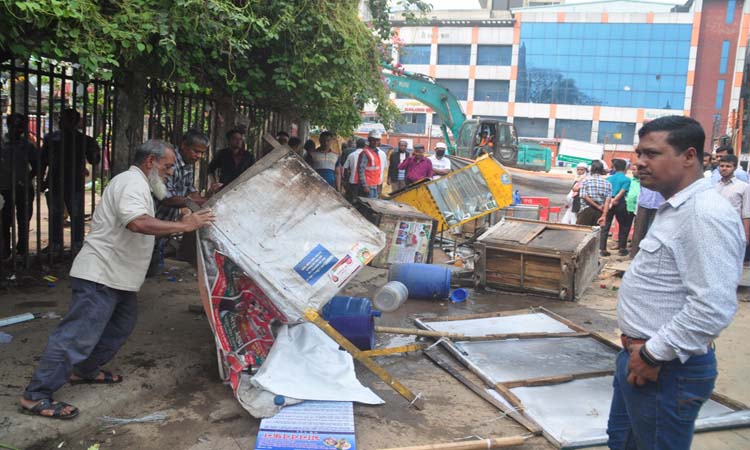 রাজধানীর ফুটপাতে অবৈধ স্থাপনা উচ্ছেদ অভিযান চালিয়েছে ঢাকা দক্ষিণ সিটি করপোরেশন