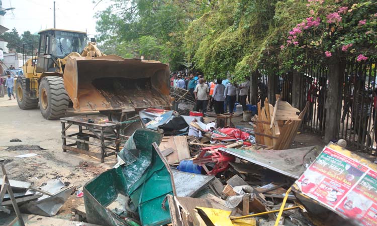 রাজধানীর ফুটপাতে অবৈধ স্থাপনা উচ্ছেদ অভিযান চালিয়েছে ঢাকা দক্ষিণ সিটি করপোরেশন