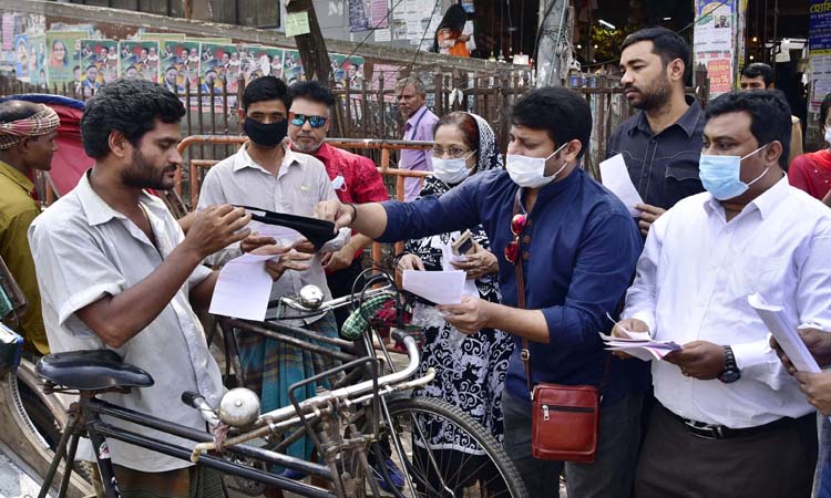 রাজধানীতে একটি সংগঠনের উদ্যোগে মাস্ক বিতরণ